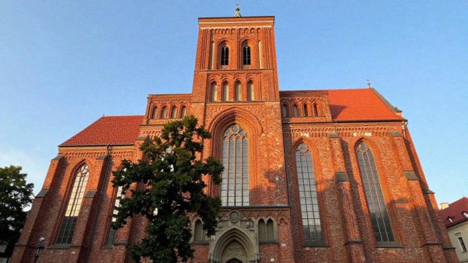 Czy zabytkowe i religijne obiekty są zwolnione ze świadectwa?