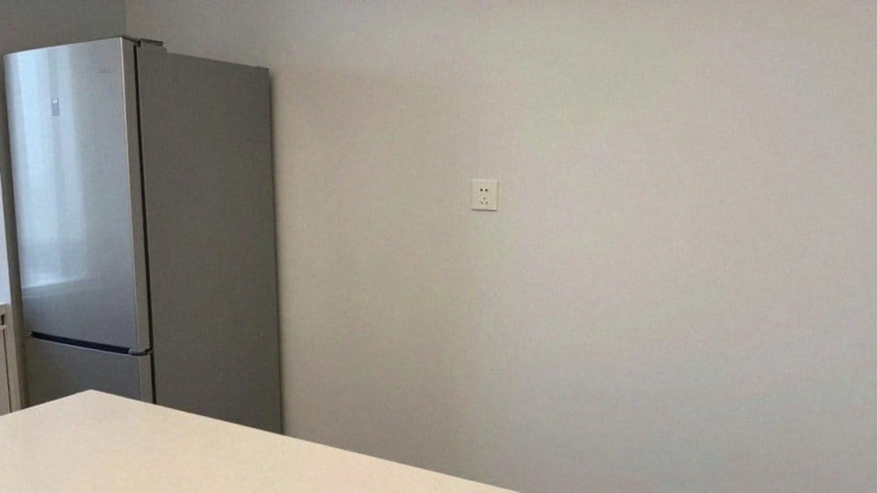 Jak planować gniazdko do lodówki względem źródła wody?