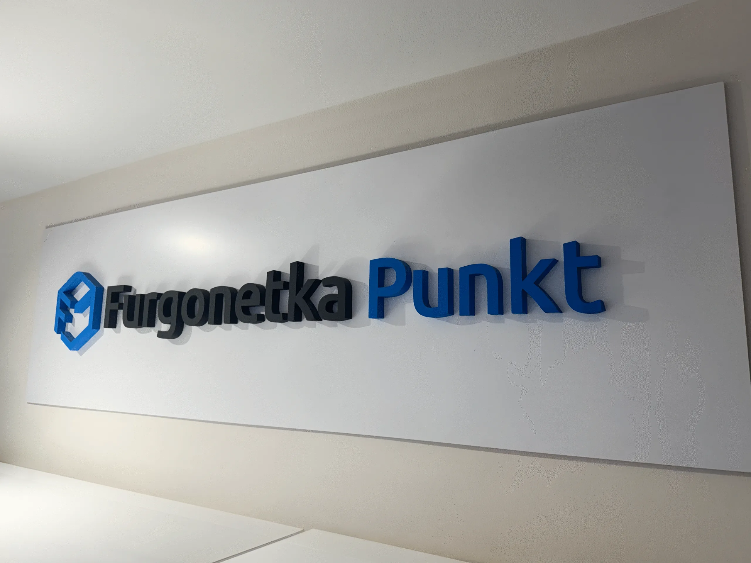 Paczka nad morzem bez czekania na kuriera. Jak Furgonetka Punkt ułatwia wysyłkę i odbiór przesyłek w Gdańsku i na Pomorzu