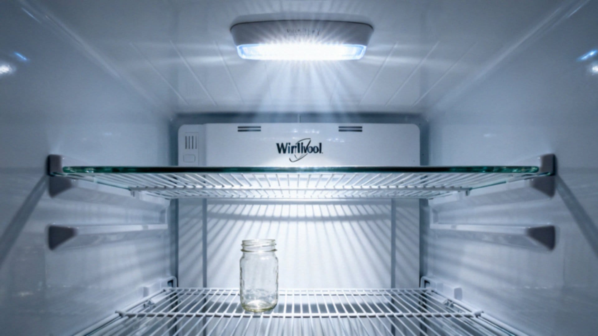 Lodówka Whirlpool — jak wymienić żarówkę krok po kroku?